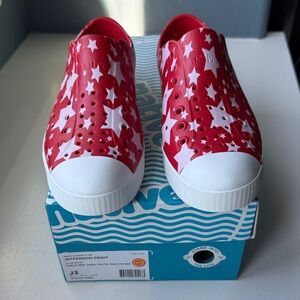 Native Kids Sneakers size J3 - Red with White Stars